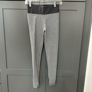 NIB-Women’s Sz M Gray/White Leggings with scrunch butt